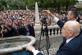 Il Presidente Giorgio Napolitano risponde al saluto dei cittadini che sono intervenuti all'apertura dei giardini del Quirinale, in occasione della Festa della Repubblica