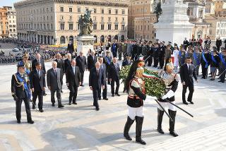 Il Presidente Giorgio Napolitano nel corso della deposizione di una corona d'alloro all'Altare della Patria in occasione della Festa Nazionale della Repubblica