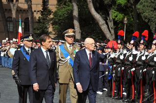Il Presidente Giorgio Napolitano passa in rassegna un reparto d'onore in occasione della Festa Nazionale della Repubblica