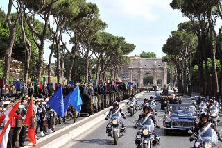 Il Presidente Giorgio Napolitano passa in rassegna le truppe schierate per la rivista, in occasione della Festa della Repubblica