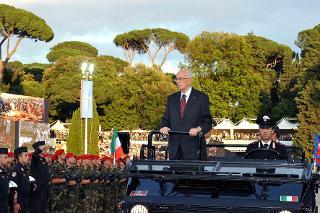 Il Presidente della Repubblica Giorgio Napolitano passa in rassegna le truppe schierate in occasione della celebrazione del 196° anniversario di fondazione dell'Arma dei Carabinieri