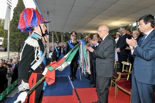 Il Presidente Giorgio Napolitano consegna una Medaglia d'Oro al Merito Civile alla Bandiera dell'Arma in occasione della celebrazione del 196° anniversario di fondazione dell'Arma dei Carabinieri