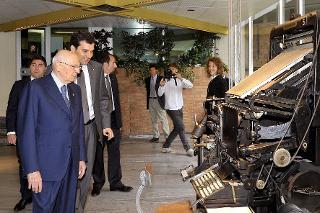 Il Presidente Giorgio Napolitano con Mario Calabresi, Direttore del quotidiano &quot;La Stampa&quot;, che illustra il funzionamento di una Linotype storica