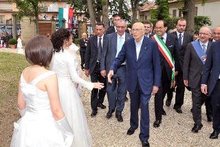 Il Presidente della Repubblica Giorgio Napolitano accolto al suo arrivo al Castello di Santena da ragazze in abiti bianchi