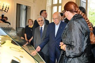 Il Presidente Giorgio Napolitano nel corso della visita alla Mostra &quot;Le Onorificenze cavouriane nel Castello di Santena&quot; illustrata dalla curatrice Rosanna Roccia