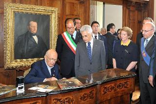 Il Presidente Giorgio Napolitano firma l'Albo d'Onore del Castello