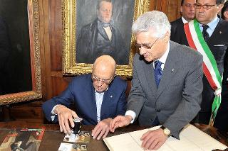 Il Presidente Giorgio Napolitano con il Dott. Giovanni Ialongo, Presidente di Poste Italiane S.p.A. per l'emissione filatelica e annullo dedicato a Camillo Benso Conte di Cavour