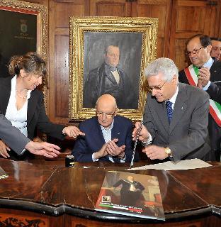 Il Presidente Giorgio Napolitano plaude dopo l'emissione filatelica e annullo dedicato a Camillo Benso Conte di Cavour