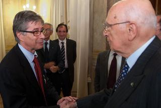 Il Presidente Giorgio Napolitano saluta Vasco Errani, Presidente della Conferenza dei Presidenti delle Regioni, in occasione della celebrazione del 40° anniversario della prima elezione dei Consigli Regionali