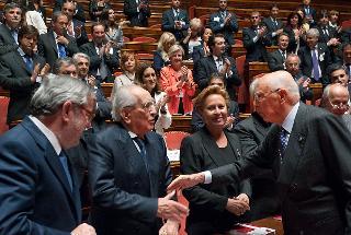 Il Presidente Giorgio Napolitano, nell'Aula del Senato, saluta il Senatore a vita Emilio Colombo, in occasione della celebrazione del 40° anniversario della prima elezione dei Consigli Regionali