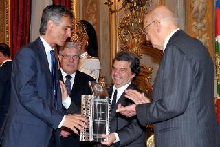 Il Presidente Giorgio Napolitano durante la consegna del &quot;Premio dei Premi&quot; a Gianfilippo D'Agostino, di Telecom Italia S.p.A., nel corso della Giornata dell'Innovazione