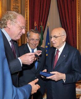 Il Presidente Giorgio Napolitano con Roberto Poli e Paolo Scaroni in occasione della cerimonia di consegna dei Premi Eni Award