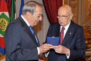 Il Presidente Giorgio Napolitano con Roberto Poli, Presidente dell'Eni che dona al Capo dello Stato una medaglia ricordo in occasione della cerimonia di consegna dei Premi Eni Award