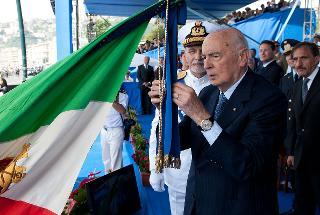 Il Presidente Giorgio Napolitano consegna la Medaglia d'Oro al Merito di Marina alla Bandiera del 3°Gruppo elicotteri, in occasione della Festa della Marina Militare