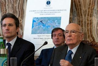 Il Presidente Giorgio Napolitano, con a fianco il Presidente della Regione Campania Stefano Caldoro, nel corso dell'intervento al convegno internazionale promosso dall'IPALMO, presso la Sede del Banco di Napoli