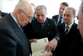 Il Presidente Giorgio Napolitano con alcuni ex Cadetti della Nunziatella, nel corso della visita alla Scuola Militare