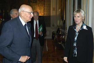 Il Presidente Giorgio Napolitano accoglie la Signora Margot Wallstrom, Vice Presidente della Commissione Europea incaricato delle Relazioni Interistituzionali e della Strategia per la Comunicazione, nel suo studio al Quirinale.