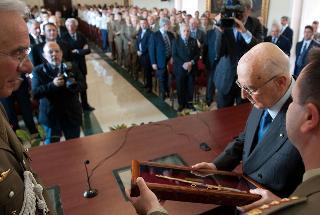 Il Presidente Giorgio Napolitano riceve lo &quot;Spadino&quot; simbolo della Scuola Militare &quot;La Nunziatella&quot;, al termine dell'incontro con una rappresentanza di Cadetti