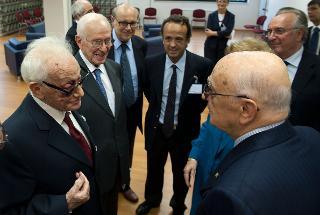 Il Presidente Giorgio Napolitano a colloquio con i relatori della cerimonia commemorativa in ricordo del Prof. Adriano Buzzati-Traverso, Gian Tommaso Scarascia Mugnozza, Presidente dell'Accademia Nazionale delle Scienze, Luigi Luca Cavalli Sforza, Co-Fondatore del Laboratorio Internazionale di Genetica e Biofisica, Silvano Riva, Presidente della Fondazione Adriano Buzzati-Traverso, Antonio Baldini, Direttore dell'IGB-ABT, e Luciano Maiani, Presidente del C.N.R.