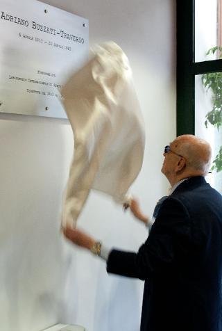 Il Presidente Giorgio Napolitano scopre una targa in ricordo del Prof. Adriano Buzzati-Traverso, fondatore del laboratorio internazionale di genetica e biofisica, al termine della cerimonia commemorativa presso l'Area di Ricerca del C.N.R.