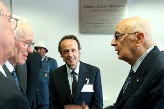 Il Presidente Giorgio Napolitano, subito dopo lo scoprimento della targa in ricordo del Prof. Adriano Buzzati-Traverso, fondatore del laboratorio internazionale di genetica e biofisica, a colloquio con Luciano Maiani, Presidente del C.N.R., Luigi Luca Cavalli Sforza, Co-Fondatore del Laboratorio Internazionale di Genetica e Biofisica e Antonio Baldini, Direttore dell'IGB-ABT