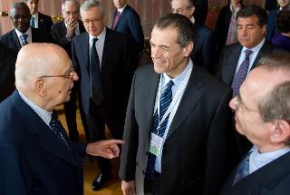 Il Presidente Giorgio Napolitano con alcuni relatori della Conferenza &quot;The Long-Term Investments in the Age of Globalisation&quot;, Carlo Cottarelli, membro del Fondo Monetario Europeo, e Pier Carlo Padoan, Vice Segretario generale dell'OECD
