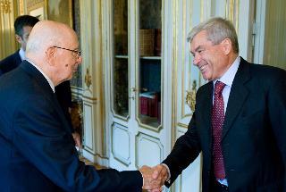 Il Presidente Giorgio Napolitano accoglie Carlo Sangalli, Presidente di turno di &quot;Rete Imprese Italia&quot;, in occasione dell'incontro con una delegazione dell'Associazione interconfederale