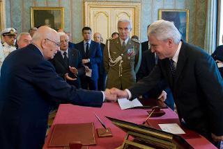 Il Presidente Giorgio Napolitano si congratula con Aldo Brancher, subito dopo aver pronunciato la formula di Giuramento come nuovo Ministro senza portafoglio