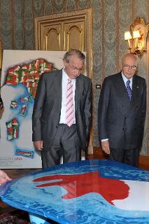 Il Presidente Giorgio Napolitano accanto al tavolo &quot;Ventotene&quot; della collezione &quot;Sessantuna&quot; realizzata per il 150° anniversario dell'Unità d'Italia