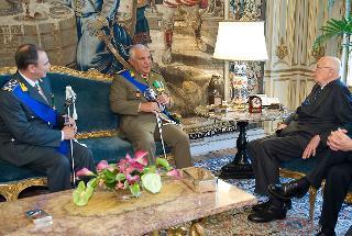 Il Presidente Giorgio Napolitano nel corso dei colloqui con il Gen. C.A. Cosimo D'Arrigo e il Gen. C.A. Nino Di Paolo, rispettivamente Comandante Generale della Guardia di Finanza cedente e subentrante