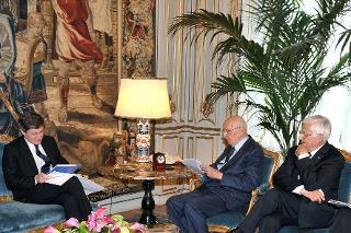 Il Presidente Giorgio Napolitano con Giovanni Alemanno, Sindaco di Roma, in occasione della presentazione delle iniziative promosse dal Comune per il 140° anniversario di Roma Capitale e per il 150° anniversario dell'Unità d'Italia.