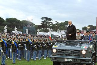 Il Presidente Giorgio Napolitano durante la rassegna dei Reparti schierati con Bandiera in occasione del 236° Anniversario di Fondazione del Corpo della Guardia di Finanza