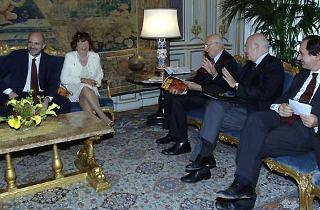 Il Presidente Giorgio Napolitano, nella foto con i Consiglieri Guelfi e Cascella, durante l'incontro con Inge Schoenthal e Carlo Feltrinelli ed alcuni collaboratori, per presentare la prima copia del volume sulle vicende della Casa editrice.