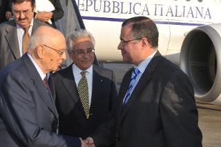 Il Presidente Giorgio Napolitano accolto al suo arrivo a Malta dal Ministro degli Affari Esteri maltese, Carm Mifsud Bonnici