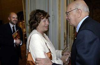 Il Presidente Giorgio Napolitano accoglie Inge Schoenthal Feltrinelli, Presidente della "Giangiacomo Feltrinelli Editore", in occasione dell'incontro per presentare la prima copia del volume sulle vicende della Casa editrice.