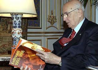 Il Presidente Giorgio Napolitano, osserva la prima copia del volume sulle vicende della Casa editrice Feltrinelli, presentato dal Presidente della "Giangiacomo Feltrinelli Editore", Inge Schoenthal Feltrinelli.