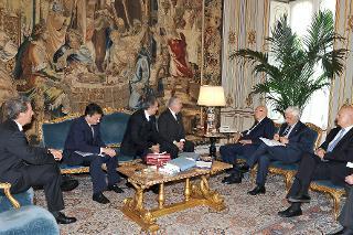 Il Presidente Giorgio Napolitano nel corso dell'incontro con l'Autorità per l'energia elettrica e il gas durante i colloqui