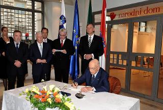 Il Presidente Giorgio Napolitano con i Presidenti della Repubblica di Croazia e Slovenia durante la firma sul libro d'Onore alla Casa di Cultura &quot;Narodni Dom&quot;