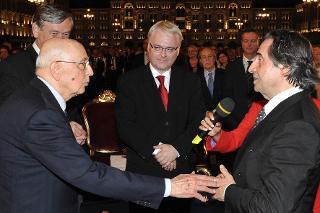 Il Presidente Giorgio Napolitano con i Presidenti della Repubblica di Croazia e Slovenia, in Piazza dell'Unità d'Italia, al termine del concerto &quot;Le Vie dell'Amicizia&quot; saluta il Maestro Riccardo Muti