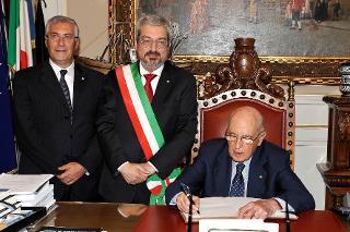Il Presidente Giorgio Napolitano con Furio Honsell, Sindaco di Udine, e Ivo Salemme, Prefetto di Udine, a Palazzo d'Aronco, durante la firma del Libro d'Onore
