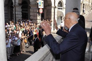 Il Presidente Giorgio Napolitano saluta i cittadini di Udine all'uscita dal Palazzo d'Aronco