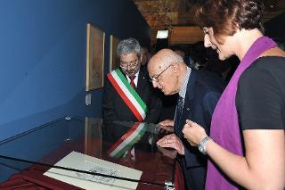 Il Presidente Giorgio Napolitano durante la visita alla Mostra sul Tiepolo, allestita ai Musei Civici al Castello di Udine