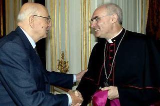 Il Presidente Giorgio Napolitano accoglie S.E.Rev.ma Mons.Vincenzo Pelvi, nuovo Ordinario Militare per l'Italia