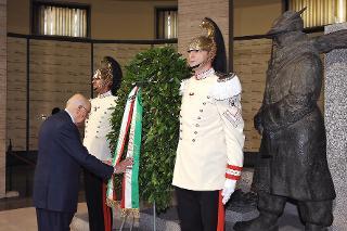 Il Presidente Giorgio Napolitano durante la deposizione di una corona d'alloro sul Monumento in ricordo dei caduti della Prima Guerra Mondiale che riposano nel Tempio Ossario