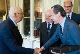 Il Presidente Giorgio Napolitano saluta Ermenegildo, Paolo e Angelo Zegna, rispettivamente Amministratore Delegato, Presidente e Presidente Onorario del Gruppo &quot;Ermenegildo Zegna S.p.A.&quot;