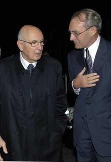 Il Presidente Giorgio Napolitano accolto dal Presidente dell'Istituto Yves Mény all'arrivo