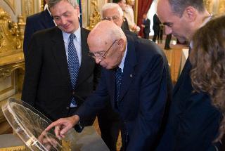 Il Presidente Giorgio Napolitano con Pierluca Terzulli e Claudio Sardo, rispettivamente Presidente e Segretario dell'Associazione Stampa Parlamentare, osserva il &quot;Ventaglio&quot;