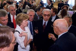 Il Presidente Giorgio Napolitano, al termine della tradizionale consegna del &quot;Ventaglio&quot;, a colloquio con alcuni giornalisti presenti alla cerimonia