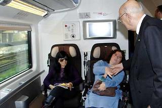 Il Presidente Giorgio Napolitano saluta alcuni passeggeri in occasione del suo viaggio in treno per Firenze