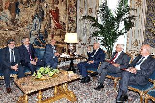 Il Presidente Giorgio Napolitano con Gerardo Bianco, Presidente dell'Associazione degli ex Parlamentari della Repubblica ed i componenti l'Ufficio di Presidenza